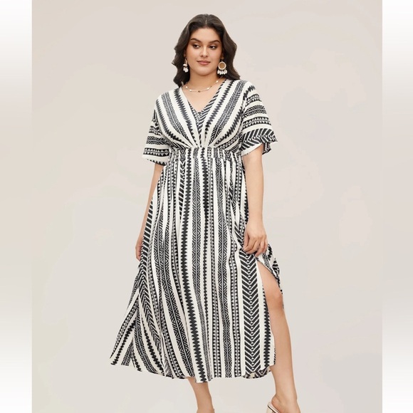 BloomChic Plus Size Solid Geometric Dolman Sleeve Pocket Shirred Split Hem Dress - Picture 7 of 8